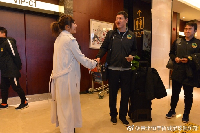 第15分钟，帕尔默后场带球太过犹豫被断，安东尼外围远射再次被桑切斯侧扑没收。